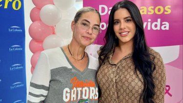 Jenisbel Acevedo junto a una de las participantes en la jornada de mamografías gratuitas en La Colonia Medical Center en Hialeah este 31 de mayo de 2024.&nbsp;