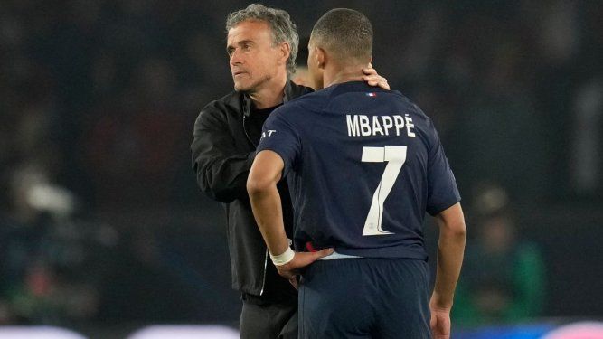Kylian Mbappé del París Saint-Germain recibe el consuelo del técnico Luis Enrique durante el partido de vuelta de la semifinal contra el Borussia Dortmund por la Liga de Campeones, el martes 7 de mayo de 2024.
