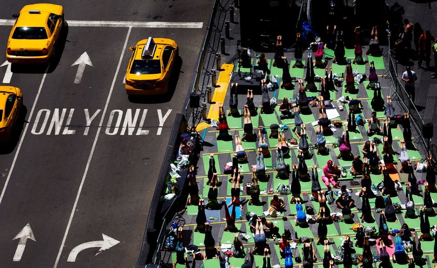 Varias personas practican&nbsp;yoga&nbsp;en una sesión al aire libre con motivo del solsticio de verano celebrada en la céntrica plaza de Times Square en Nueva&nbsp;York&nbsp;(Estados Unidos) hoy, 21 de junio del 2018.&nbsp;