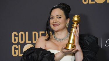 Lily Gladstone posa en la sala de prensa con el premio a la mejor actriz de una película de drama por Los asesinos de la luna en la 81a edición de los Globos de Oro el domingo 7 de enero de 2024, en el Hotel Beverly Hilton en Beverly Hills, California.