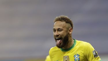 Neymar, de la selección de Brasil, festeja luego de anotar el segundo tanto ante Venezuela en el partido inaugural de la Copa América, el domingo 13 de junio de 2021, en Brasilia.&nbsp;