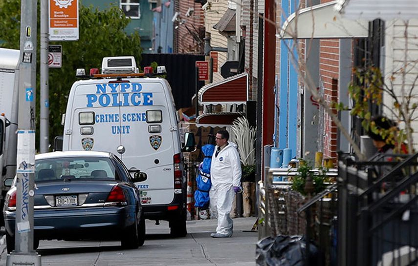 Oficiales de la policía de Nueva York trabajan en la zona donde un hombre disparó contras tres personas y luego se suicidó. (Foto de AP/Seth Wenig)