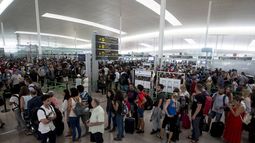 El ministro de Fomento, Íñigo de la Serna, anunció tras la reunión que un número significativo de agentes del instituto armado se sumarán a las líneas de control del aeropuerto El Prat.