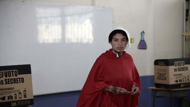 Un activista del colectivo feminista Somos Nuestras, vestida con un traje de la serie de televisión The Handmaids Tales, llega a votar hoy, domingo 1 de abril de 2018, durante la segunda ronda de las elecciones presidenciales, en San José (Costa&nbsp;Rica). E&nbsp;