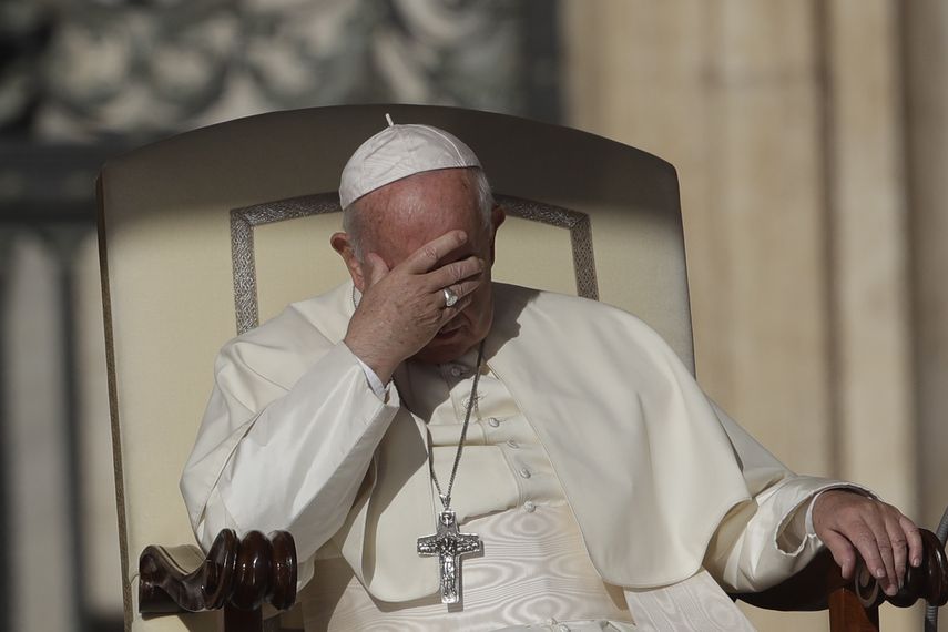 El papa Francisco se cubre de la luz del sol durante su audiencia general semanal, en la Plaza San Pedro, en el Vaticano.