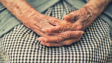 La personas de la tercera edad son m&aacute;s vulnerables al coronavirus.