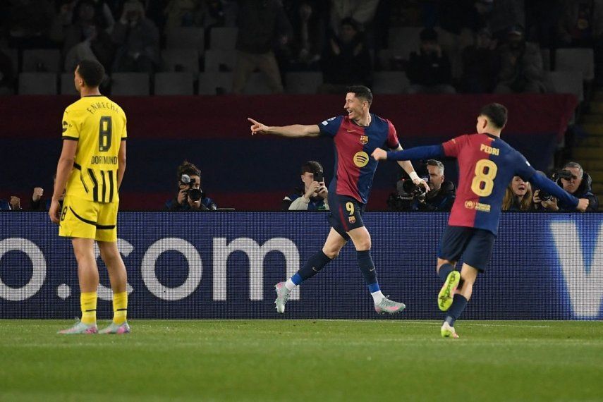 El delantero polaco #09 del Barcelona, Robert Lewandowski (izq.), celebra el segundo gol de su equipo durante el partido de ida de los cuartos de final de la UEFA Champions League entre el FC Barcelona y el BVB Borussia Dortmund en el Estadi Olimpic Lluis Companys en Barcelona el 9 de abril de 2025.&nbsp;