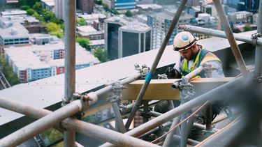 Trabajador de la construcción en plena faena