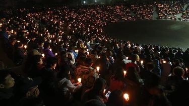 Ciudadanos de Ansan, una ciudad de Seoul, Corea del Sur, realizan una vigilia para pedir por el retorno de los tripulantes del barco Sewol. Foto: EFE
