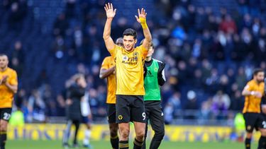 Raúl Alonso Jiménez Rodríguez es un futbolista mexicano, se desempeña como delantero y actualmente milita en el Wolverhampton Wanderers de la Premier League de Inglaterra