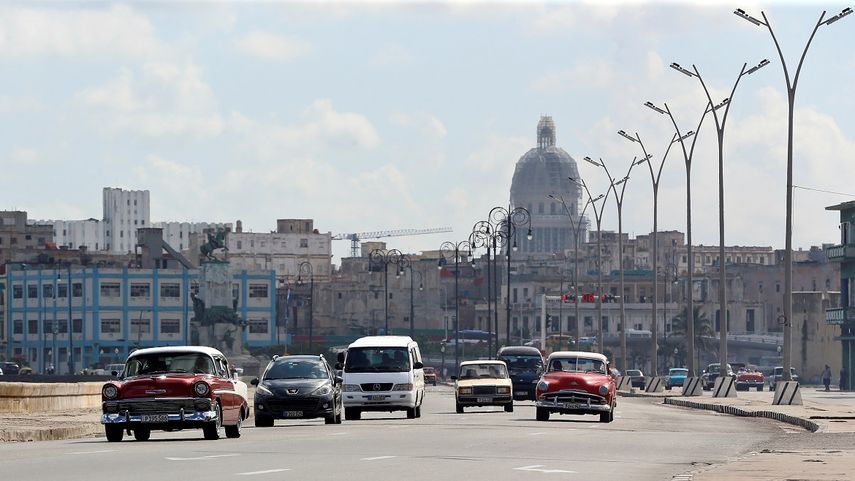 Autos antiguos y modernos recorren el Malecón de La Habana.