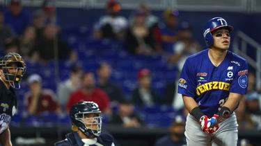 Ramón Flores, de los Tiburones de La Guaira (Venezuela), mira la trayectoria de un jonrón que conecta en la Serie del Caribe Miami 2024