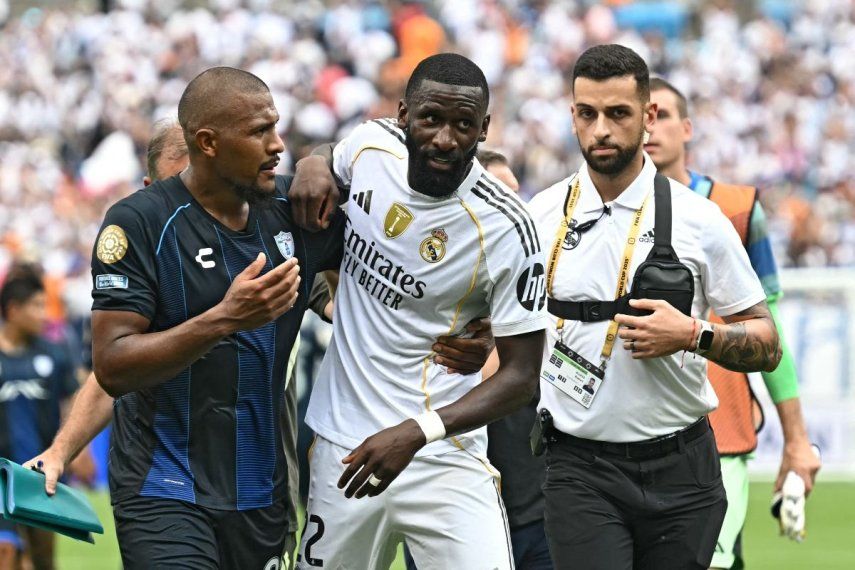 El atacante venezolano del Pachuca, Salomón Rondón (izquierda), conversa con el defensor alemán del Real Madrid, Antonio Rüdiger (centro), al final de un partido del Mundial de Clubes, el 22 de junio del 2025.