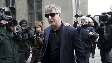 El actor Alec Baldwin sale de una corte penal en Nueva York. (AP Foto/Seth Wenig)