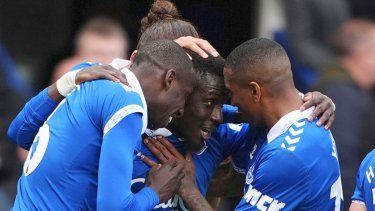 Idrissa Gueye del Everton celebra con sus compañeros tras anotar en el duelo de la Liga Premier ante el Nottingham Forest el domingo 21 de abril del 2024.&nbsp;