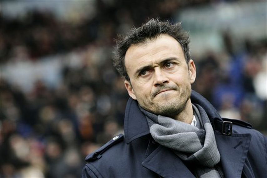 Luis Enrique fotografiado cuando dirigía al Roma, antes de un partido con Parma en Roma el 9 de febrero del 2012. Luis Enrique acaba de ser nombrado técnico de Barcelona, en reemplazo de Gerardo Martino. (AP Photo/Riccardo De Luca, File)