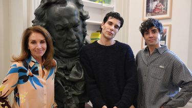 La cantante Ana Belén y los directores de cine y guionistas Javier Calvo y Javier Ambrossi posan en la sede de la Academia de Cine, en Madrid.