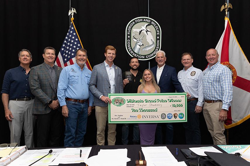 Taylor Stanberry&nbsp; recibe un cheque por $10.000 tras ganar el Desafío de Pitones de Florida 2025™.