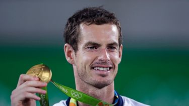 En esta imagen de archivo, tomada el 14 de agosto de 2016, el tenista británico Andy Murray posa con la medalla de oro en los Juegos Olímpicos de Río de Janeiro, Brasil
