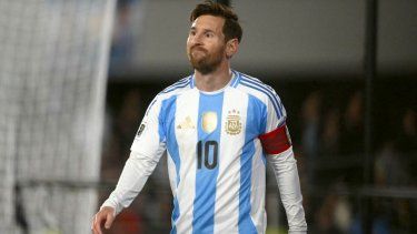 El atacante argentino Lionel Messi camina sobre el campo durante un partido contra Colombia, el 10 de junio de 2025.