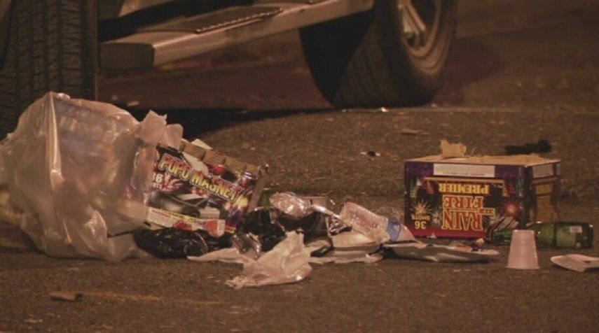 Cajas de fuegos artificiales y escombros yacen en una calle luego de un tiroteo en la madrugada del miércoles 5 de julio de 2023, en Washington.&nbsp;