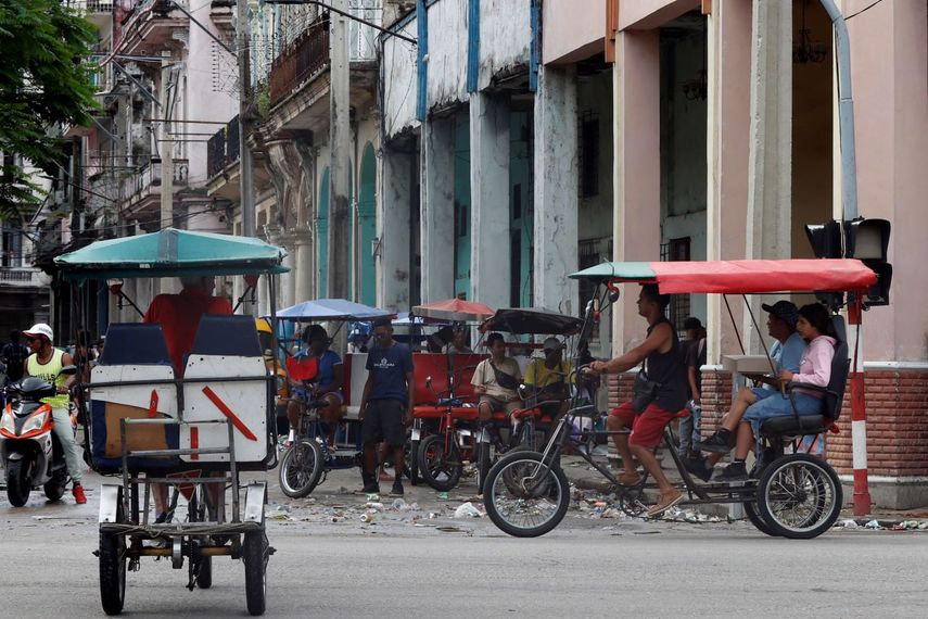 Bicitaxis transitan por una calle este martes, durante un apagón en La Habana, Cuba.