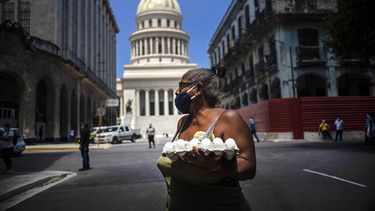 Una mujer carga una cajilla de huevos en las inmediaciones del Capitolio, en La Habana, Cuba.