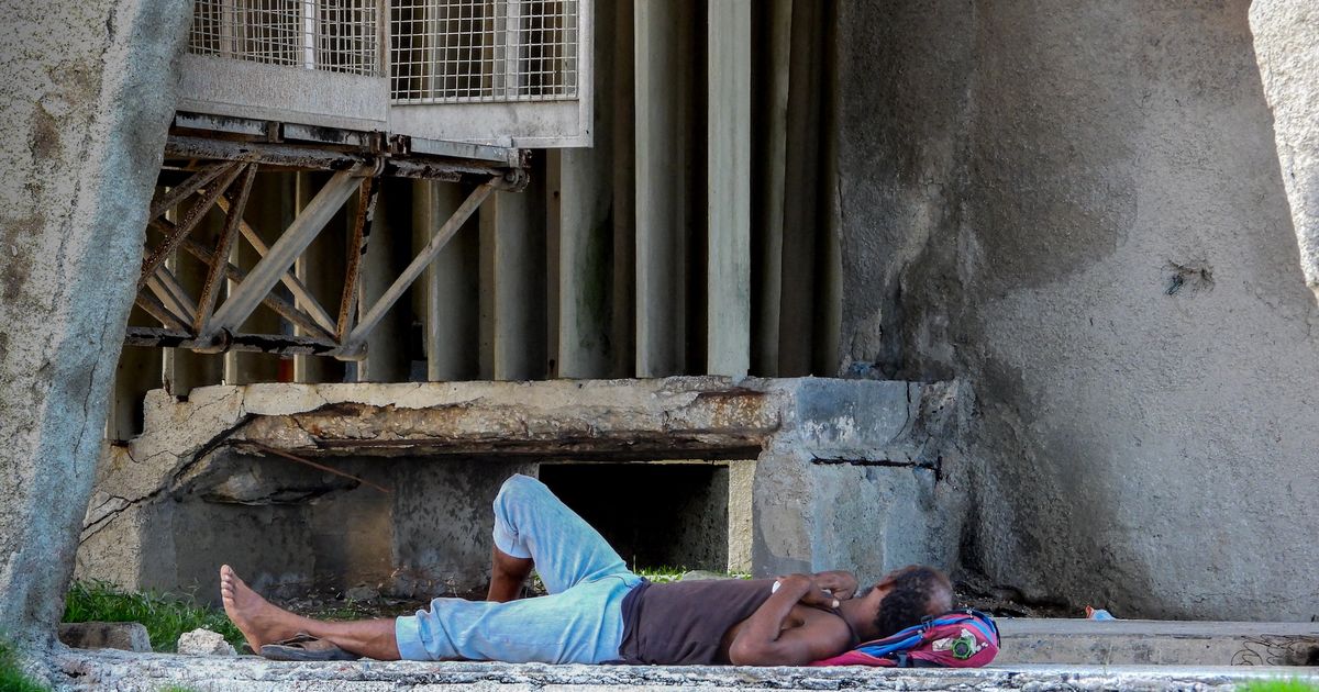 Un extraño virus afecta a los cubanos en medio de intensos apagones y escasez de agua