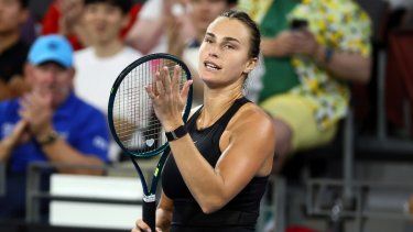 La bielorrusa Aryna Sabalenka hace un gesto tras ganar el encuentro ante su compatriota Victoria Azarenka en la semifinal del torneo de Brisbane, el sábado 6 de enero del 2024.
