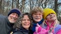 En una imagen de 2022 proporcionada por las familias Schmidt y Morehead se muestra de izquierda a derecha, a Tyler Schmidt, su esposa Sarah, su hijo Arlo y su hija Lula durante una excursión cerca de Cedar Falls, Iowa. 