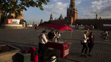 Un vendedor atiende un puesto de helado y agua en la Plaza Roja, con la Torre Spasskaya de fondo, en Mosc&uacute;, Rusia, el 16 de junio de 2020.&nbsp;