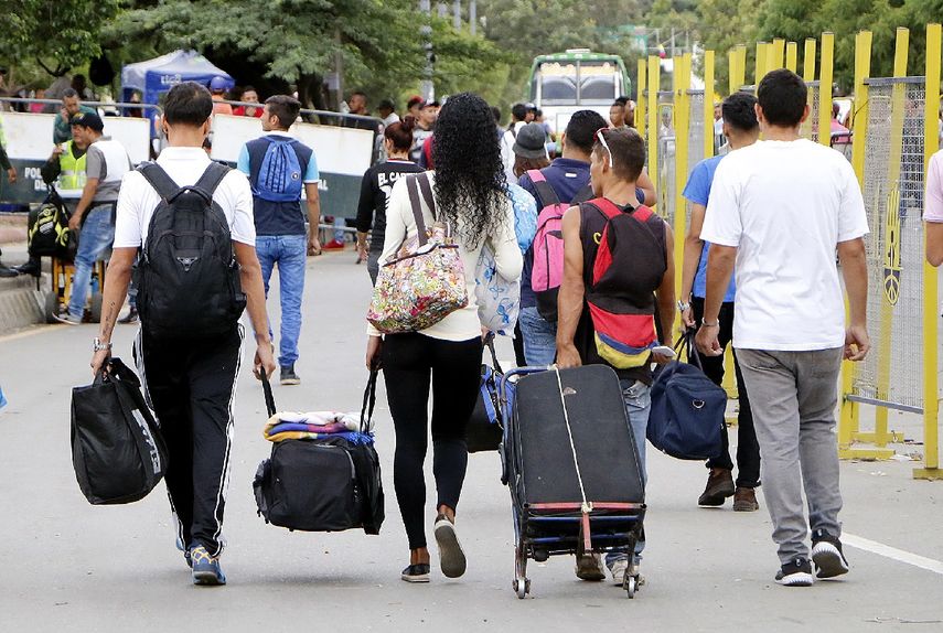 Ciudadanos venezolanos ingresan a Colombia por el puente internacional Simón Bolívar.