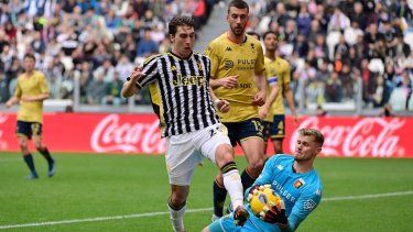 El portero del Genoa Josep Martinez evita el disparo de Fabio Miretti de la Juventus en el encuentro de la Serie A en el Estadio Allianz de Turín el domingo 17 de marzo del 2024.&nbsp;