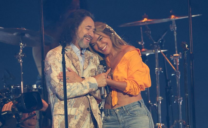 El cantautor mexicano Marco Antonio Solís y la cantautora colombiana Karol G actúan en el escenario durante la 26.ª edición de los Premios Latin Grammy en el MGM Grand Garden Arena de Las Vegas, Nevada, el 13 de noviembre de 2025.