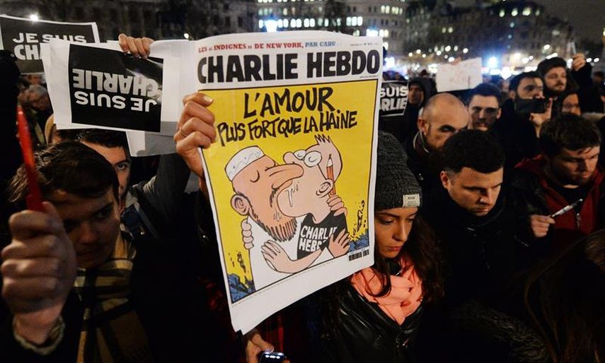 Londinenses participan en una vigilia de protesta contra el ataque en París a la sede de la revista Charlie Hebdo. (EFE)