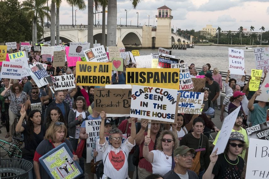 Manifestantes protestan contra las políticas migratorias del presidente Donald Trump en West Palm Beach, Florida, en febrero de&nbsp;2017.