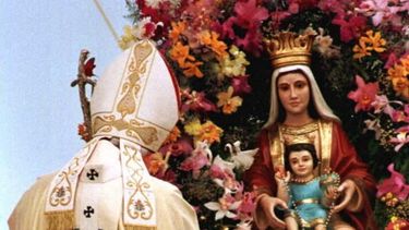 Fotografía de 1996. El papa Juan Pablo II reza ante la imagen de la virgen de Coromoto en Guanare, Venezuela, 10 de Febrero, antes de iniciar la misa donde fue inaugurado el santuario de la virgen del mismo nombre con una asistencia de mas de 300.000 venezolanos.