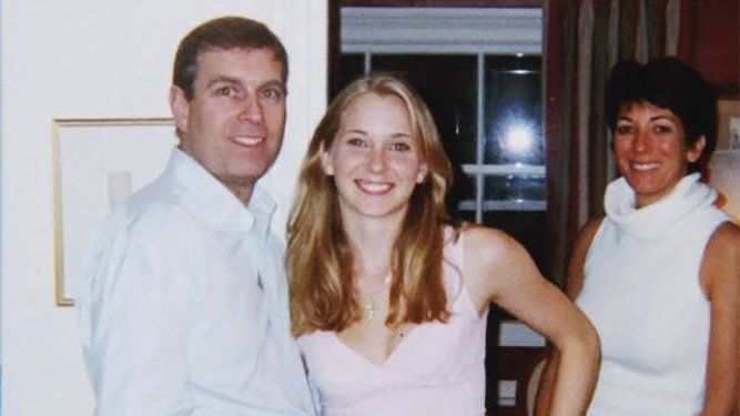 Una foto sin fecha tomada en un lugar no revelado y publicada el 9 de agosto de 2021 por el Distrito de los Estados Unidos para el Distrito Sur de Nueva York muestra al príncipe Andrés, Virginia Giuffre y Ghislaine Maxwell posando para una foto. Una foto sin fecha tomada en un lugar no revelado y publicada el 9 de agosto de 2021 por el Distrito de los Estados Unidos para el Distrito Sur de Nueva York muestra al príncipe Andrés, Virginia Giuffre y Ghislaine Maxwell posando para una foto.