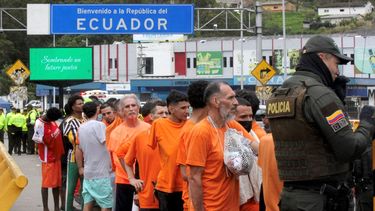 Reclusos hacen fila antes de ser deportados a Colombia en el puente internacional de Rumichaca, entre Tulcán, Ecuador, e Ipiales, Colombia, el 26 de julio de 2025.&nbsp;