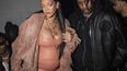 Rihanna y ASAP Rocky en el desfile de confección de Off-White otoño invierno 2022-2023 en París el 28 de febrero de 2022.&nbsp;