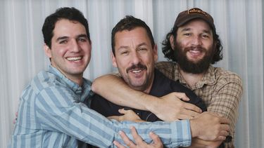 En esta foto del nueve de septiembre del 2019, Adam Sandler, en el centro, astro de la pel&iacute;cula Uncut Gems, posa con los codirectores Benny (izquierda) y Josh Safdie en el Hotel St. Regis de Toronto, durante el Festival Internacional de Cine de Toronto.