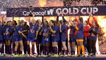 Alex Morgan alza el trofeo de campeonas junto a sus compañeras de la selección de Estados Unidos después de derrotar a Brasil en la final de la Copa Oro Femenina de CONCACAF, el domingo 20 de marzo de 2024, en San Diego.