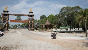 Una pareja conduce su motocicleta al Parque Hacienda Nápoles en Puerto Triunfo, Colombia, el 11 de febrero de 2020.