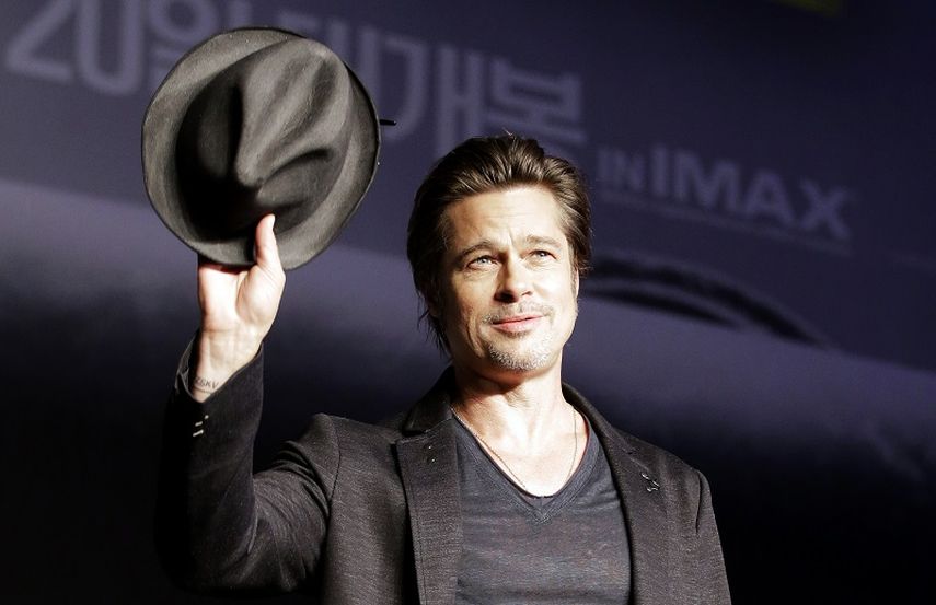 Brad Pitt saluda a la prensa mientras promocionaba su filme Fury en Corea del Sur, 2014. (AP). 