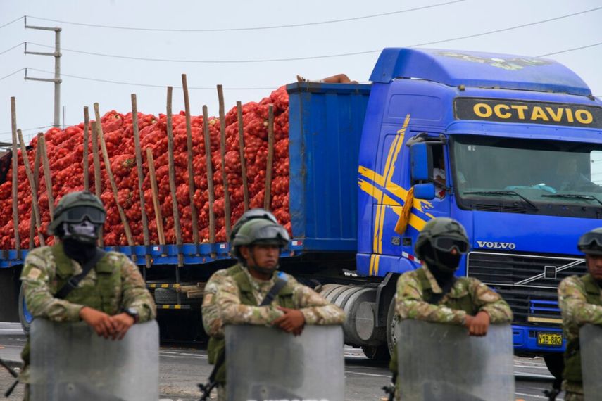 Un camión cargado se desplaza a lo largo de la Carretera Panamericana en el Barrio Chino en las afueras de Ica, Perú, un día después de que las fuerzas de seguridad despejaran una barricada intermitente colocada por manifestantes antigubernamentales.
