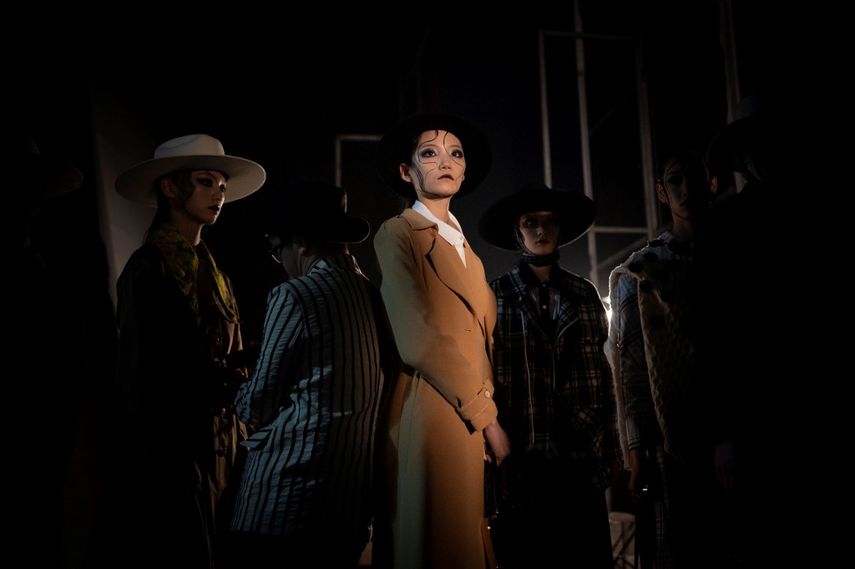 Modelos se preparan tras bambalinas antes de desfilar con las creaciones de la firma MackZheng, del diseñador Zheng Wei, en la pasarela de la China Fashion Week.&nbsp;