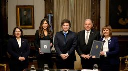 El presidente de Argentina, Javier Milei, en su despacho con la secretaria de Seguridad Interior de EEUU, Kristi Noem.