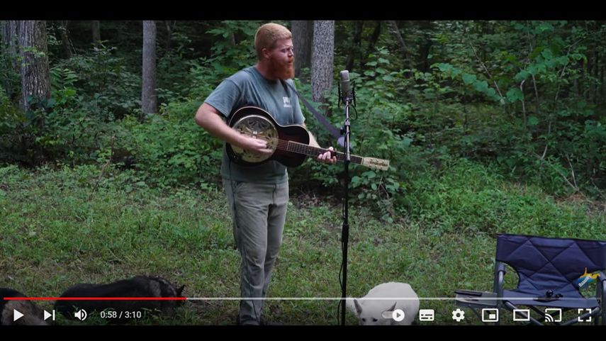 Oliver Anthony canta la canción Rich Men North of Richmond.
