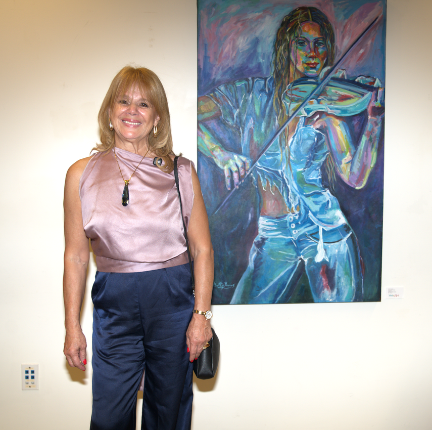 Betty Younes se inspiró en la música para concebir una serie. La artista posa junto a uno de los cuadros de su serie de músicos que quiso exponer en Los colores de Colombia.