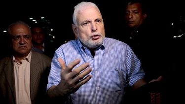 El expresidente panameño Ricardo Martinelli habla a reporteros cerca de su casa en Panamá